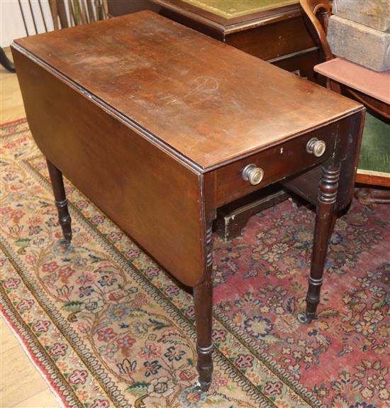 An early 19th century mahogany Pembroke table W.91cm